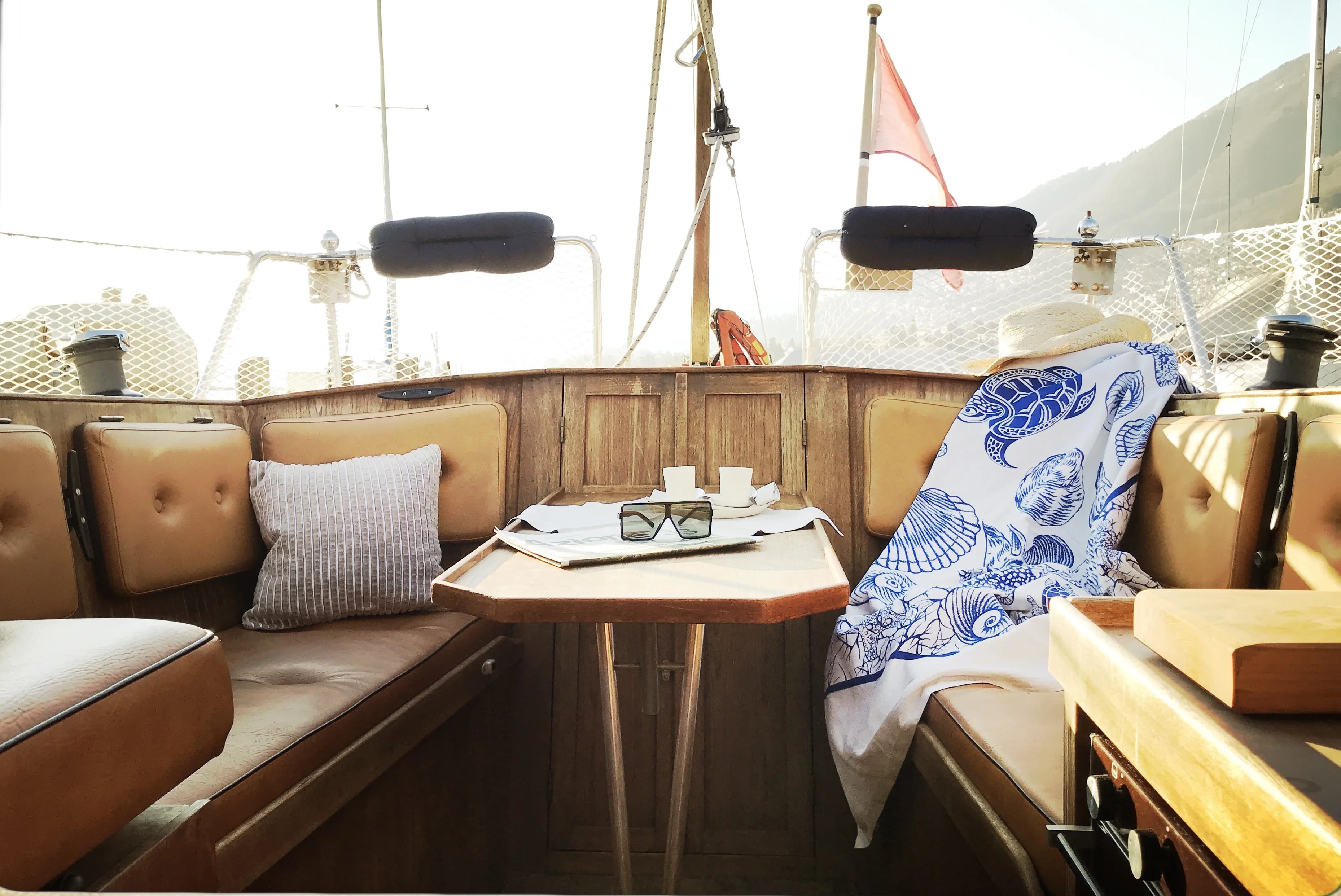Aft cockpit lounge set for coffee